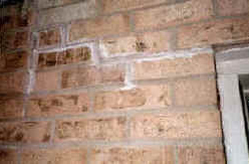Cracked brick wall before repair